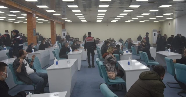 Kumar oynatılan binaya kepçeyle girildi