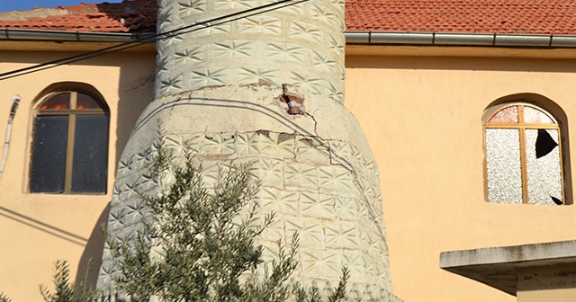 Manisa’da caminin minaresine yıldırım düştü