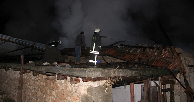 Manisa&#039;da çıkan yangında üç ev kullanılamaz hale geldi