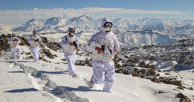 Mehmetçik karlı dağlarda teröristlere nefes aldırmıyor