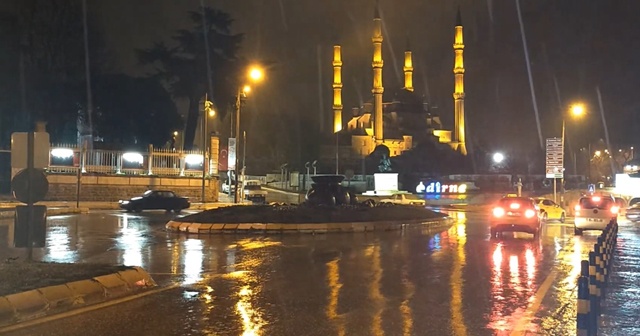 Meteoroloji ‘dikkatli olun’ demişti, kuvvetli sağanak etkili oluyor