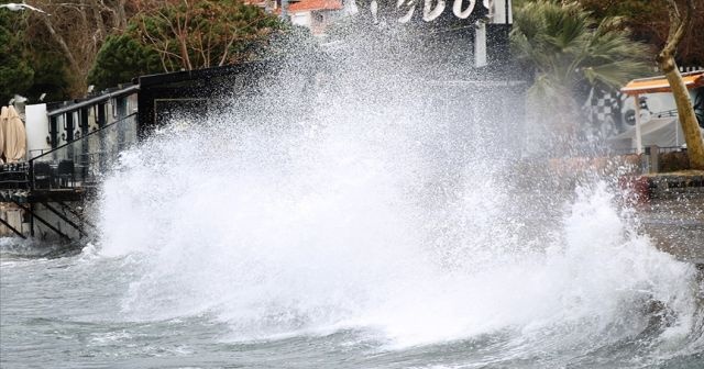 Meteoroloji, Ege&#039;deki &#039;kuvvetli fırtınadan&#039; dolayı 6 ile yönelik &#039;sarı uyarı&#039; yaptı