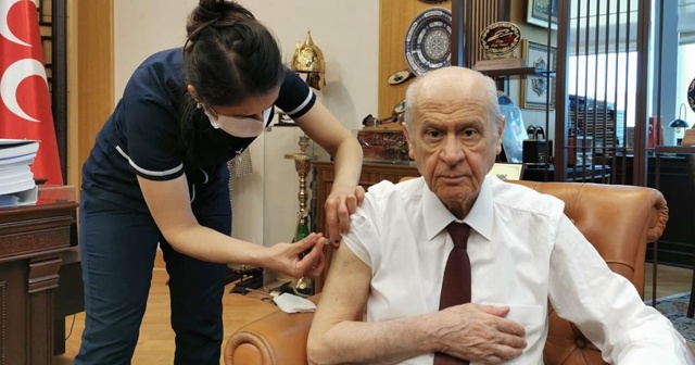 MHP Genel Başkanı Bahçeli Kovid-19 aşısı yaptırdı