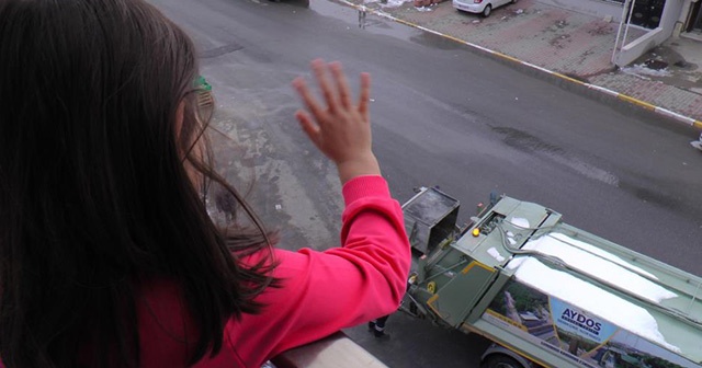 Minik kız 3 yıldır çöp arabasına el sallıyor