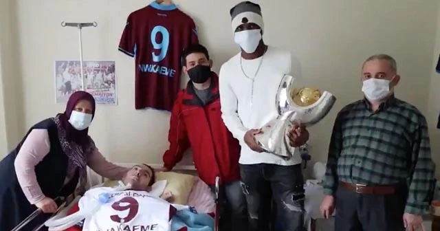 Nwakaeme, yatağa bağımlı yaşayan genci ziyaret etti