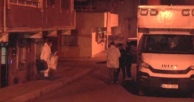 Önce karısını bıçaklayarak öldürdü ardından kendini yaraladı