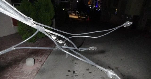 Patlayıp ateş saçan elektrik kabloları mahalle sakinlerini korkuttu