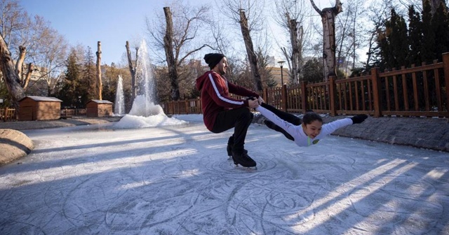 Rusya değil Ankara! Kuğulu Park buz pistine döndü