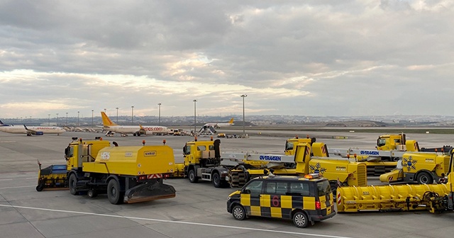 Sabiha Gökçen Havalimanı&#039;nda kar önlemi alındı