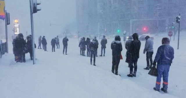 Sağlık çalışanları kapanan yolda dakikalarca bekledi