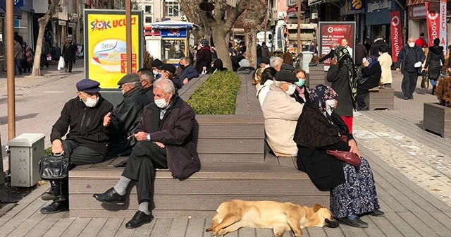 Sıcak havayı gören dışarı çıkınca sosyal mesafe hiçe sayıldı