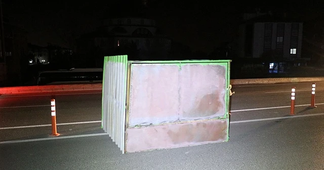 Şiddetli rüzgar beton direkleri yıktı, kabinleri yerinden söktü