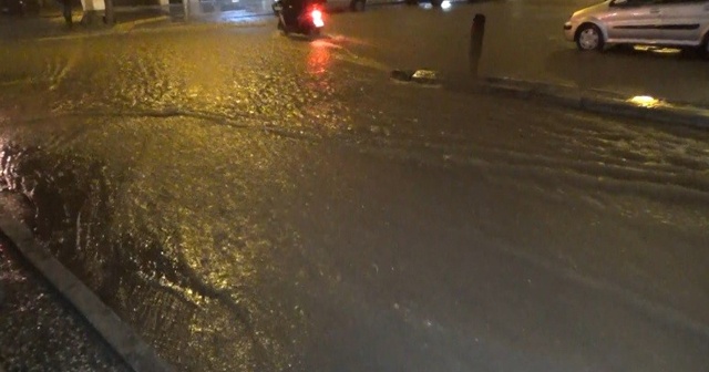 Şiddetli yağış İzmir&#039;i teslim aldı