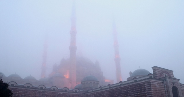 Sis altında kalan Selimiye Camisi gözden kayboldu