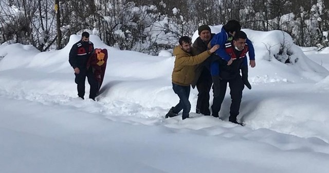 Sobadan zehirlenen vatandaşları jandarma sırtında taşıdı