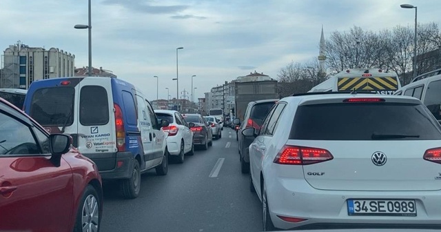 Sokağa çıkma kısıtlamasına rağmen Avcılar&#039;da şaşırtan trafik