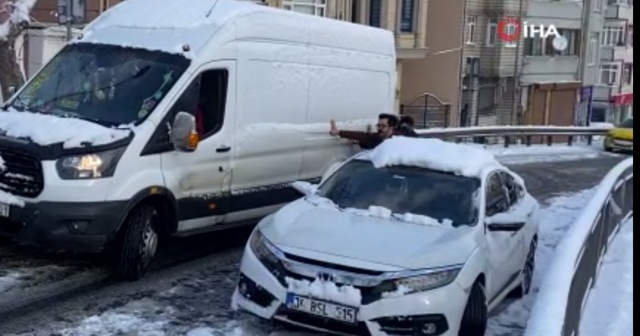 Sürücüler, kar nedeniyle kayganlaşan yollarda zor anlar yaşadı