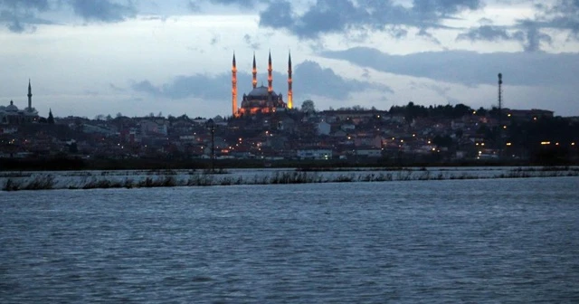 Taşkın suları deniz kenarı izlenimi veriyor