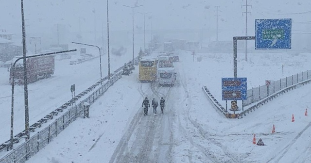 TEM Otoyolu kar nedeniyle trafiğe kapandı