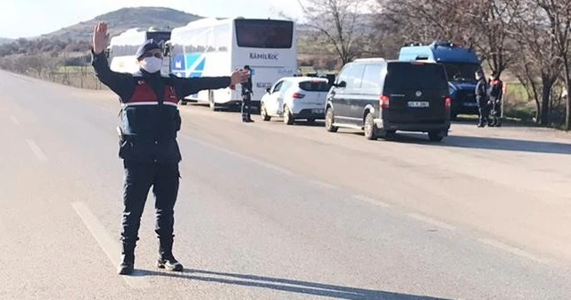 Test sonucu pozitif çıkan vatandaş, aracı ile yolculuk yaparken yakalandı