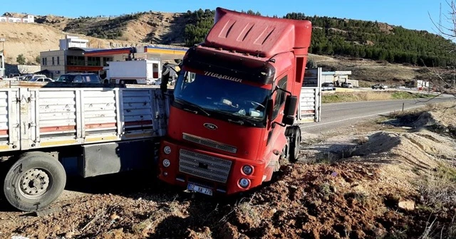 Tır motosikletle çarpıştı: 1 ölü, 1 yaralı