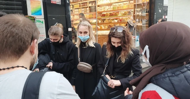 Turistlerin İstiklal'in orta yerinde yaptıkları pes dedirtti