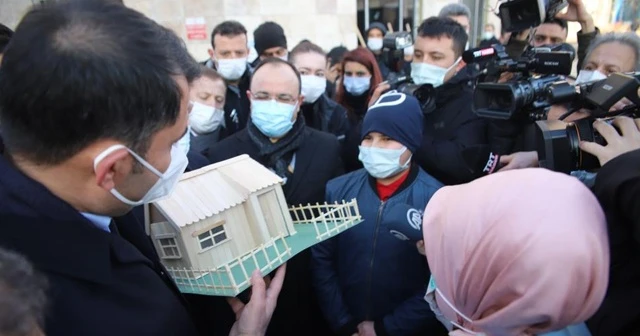 Yaptığı maket evi Bakan Kurum’a hediye etti