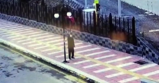 Yaşlı adamın bayrak hassasiyeti