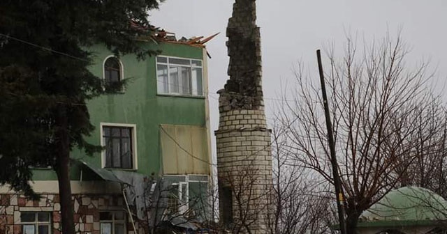 Yıldırım düşen caminin minaresi yıkıldı