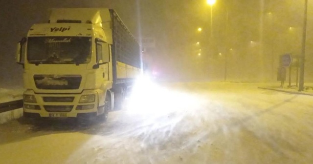 Yoğun kar yağışı ve tipi nedeniyle karayolu ulaşıma kapatıldı