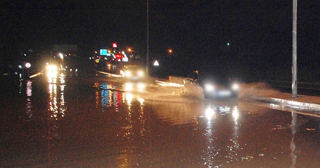 Yollar göle döndü, otomobil suya gömüldü