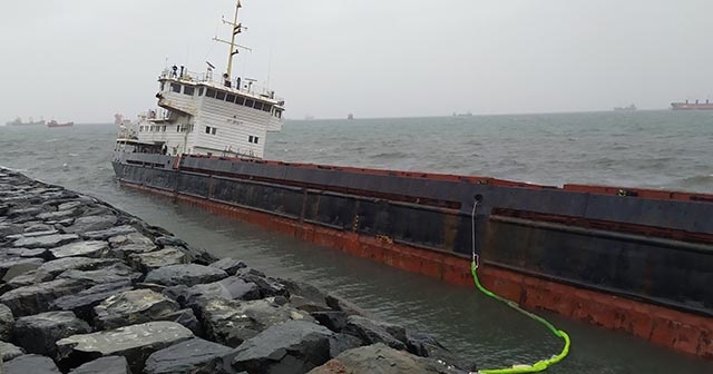 Zeytinburnu’nda karaya oturan geminin bekleyişi sürüyor