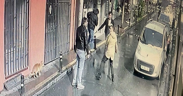 2 kardeş sokak ortasında birbirini bıçakladı