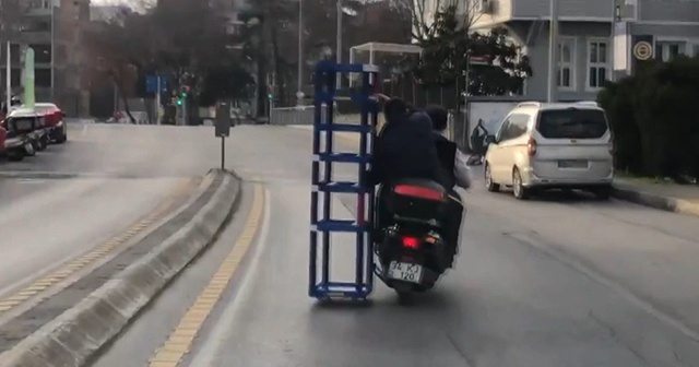 2 metrelik raf standı sürüyerek taşıdılar