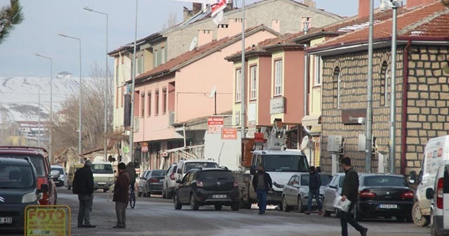 28 kez sallanan Sarıoğlan’da vatandaşlar diken üstünde