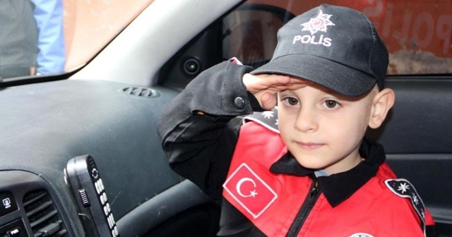 Ağlayan çocuğa polislerden sürpriz