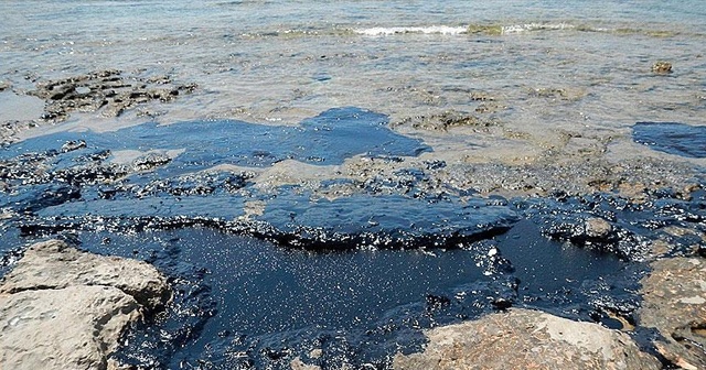 Akdeniz’deki petrol sızıntısı nedeni ile İsrail&#039;de plajlar kapatıldı