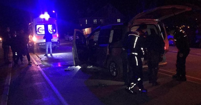 Alkollü sürücü ambulansa çarptı: 3 yaralı