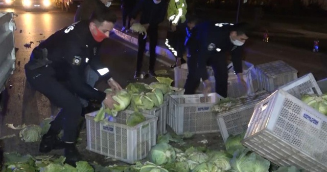 Alkollü sürücünün sebep olduğu kazada yol lahana tarlasına döndü