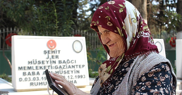 Alzaymır hastası şehit annesi her şeyi unuttu ama şehit oğlunu unutmadı