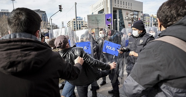 Ankara&#039;da izinsiz gösteride bir polisin kolu kırıldı