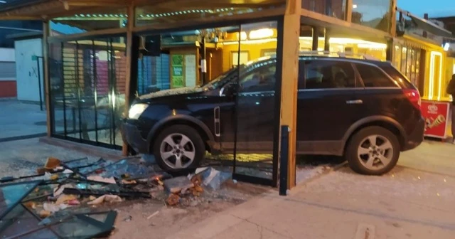 Aracıyla kafeye girdi, çalışan kadın ölümden kıl payı kurtuldu