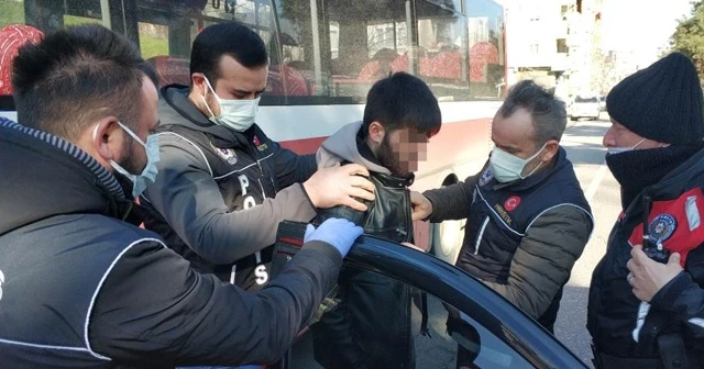 Arkadaşlarına uyuşturucu götürürken yakalandı