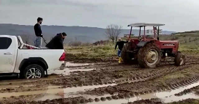 Aşıya giden filyasyon ekibi çamura saplandı