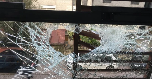 Avcılar’da fırtına çatıdaki kamelyayı uçurdu