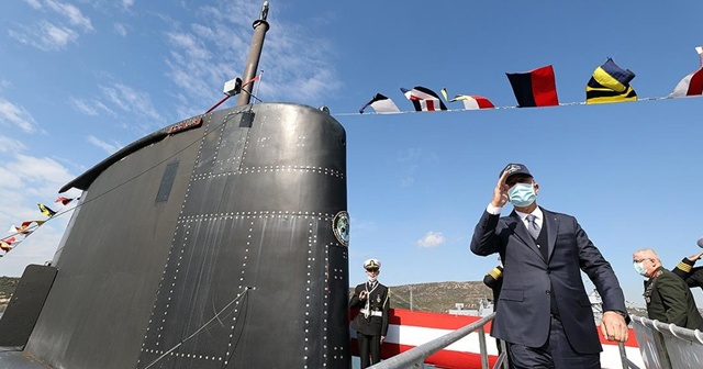Bakan Akar, TCG Gür denizaltısını ziyaret etti