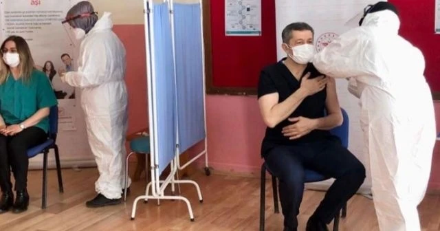 Bakan Selçuk’tan aşı paylaşımı