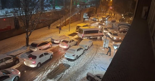 Başkent&#039;te kar trafiği durma noktasına getirdi