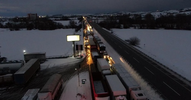 Bursa-İzmir karayolu 17 saat sonra trafiğe açıldı