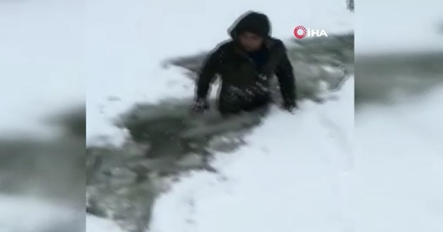 Buz tutan gölete düşen adam son anda kurtuldu